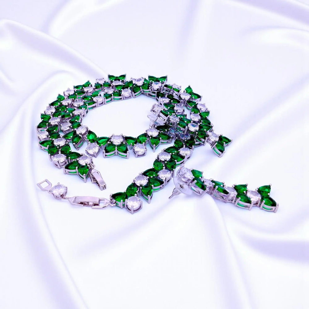 
                      
                        Zilverkleurige collier en oorbellen met groene zirkonia stenen  Victoria Valenza
                      
                    