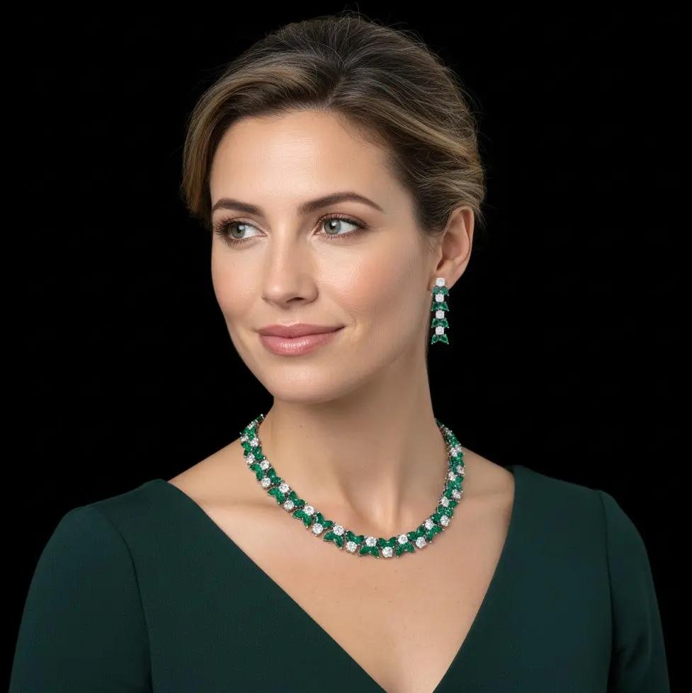 Zilverkleurige collier en oorbellen met groene zirkonia stenen  Victoria Valenza