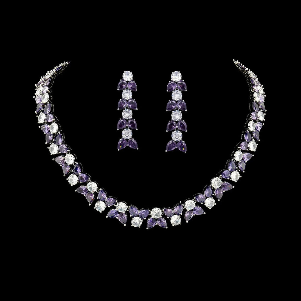 Zilverkleurige collier en oorbellen met paarse zirkonia stenen  Victoria Valenza