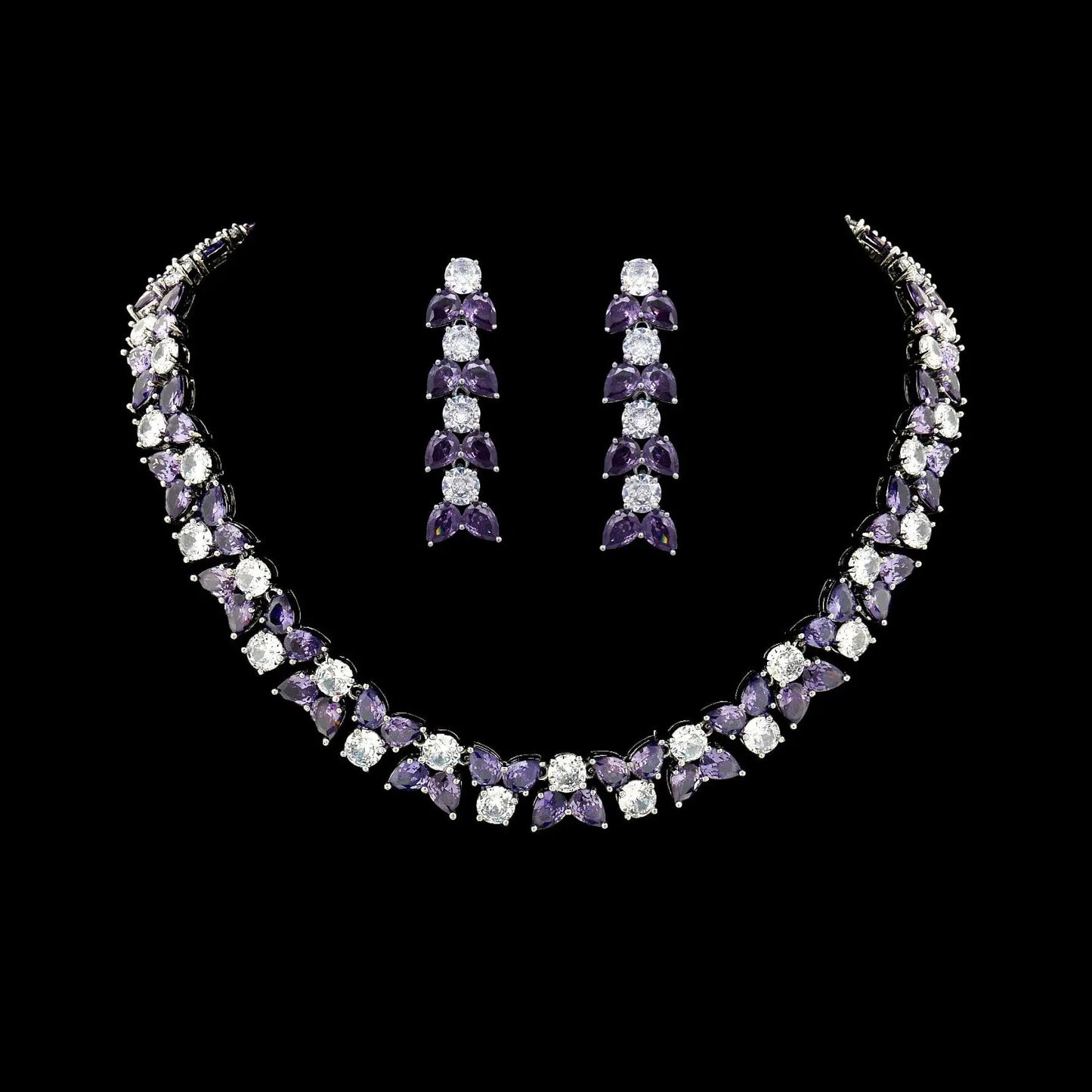 Zilverkleurige collier en oorbellen met paarse zirkonia stenen  Victoria Valenza