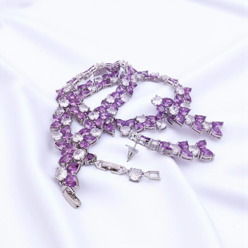 
                      
                        Zilverkleurige collier en oorbellen met paarse zirkonia stenen  Victoria Valenza
                      
                    