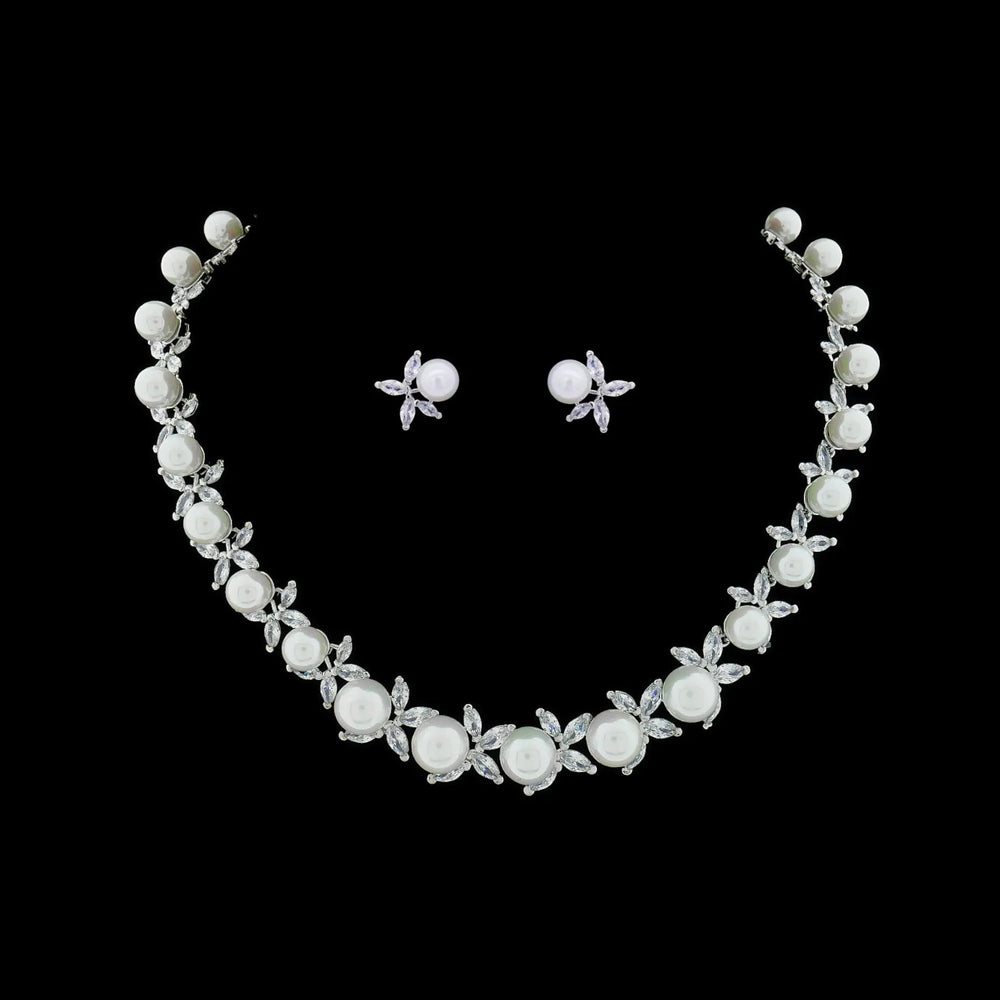 Zilverkleurige collier en oorbellen met parels en zirkonia stenen  Victoria Valenza