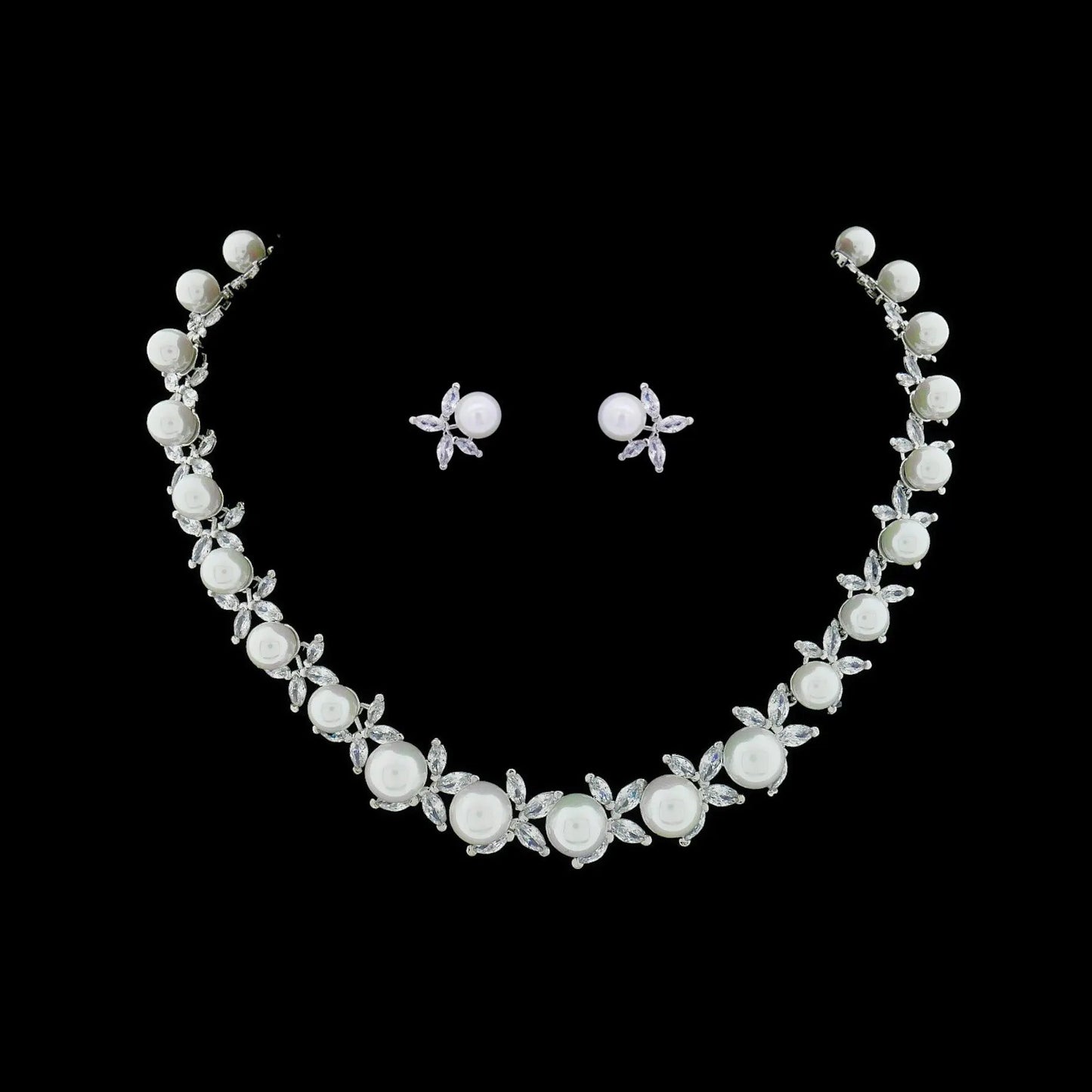 Zilverkleurige collier en oorbellen met parels en zirkonia stenen  Victoria Valenza