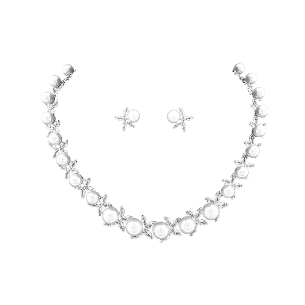 
                      
                        Zilverkleurige collier en oorbellen met parels en zirkonia stenen  Victoria Valenza
                      
                    