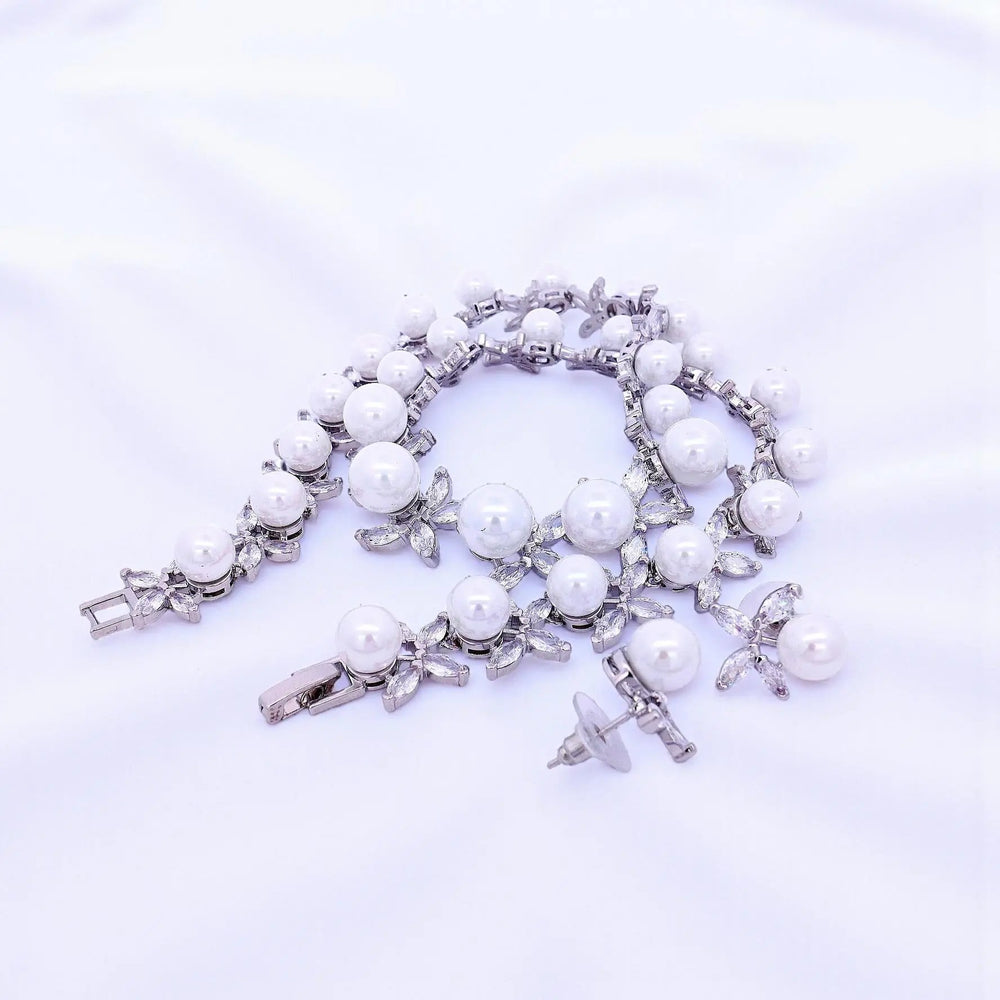 
                      
                        Zilverkleurige collier en oorbellen met parels en zirkonia stenen  Victoria Valenza
                      
                    