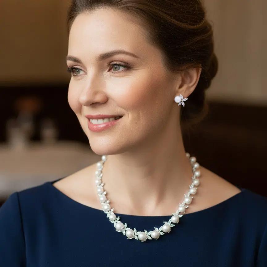 Zilverkleurige collier en oorbellen met parels en zirkonia stenen  Victoria Valenza