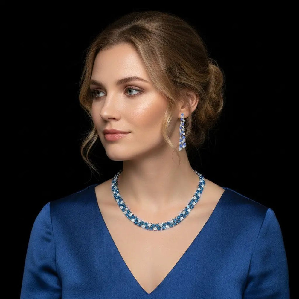 Zilverkleurige collier en oorbellen met blauwe hartvormige zirkonia stenen  Victoria Valenza