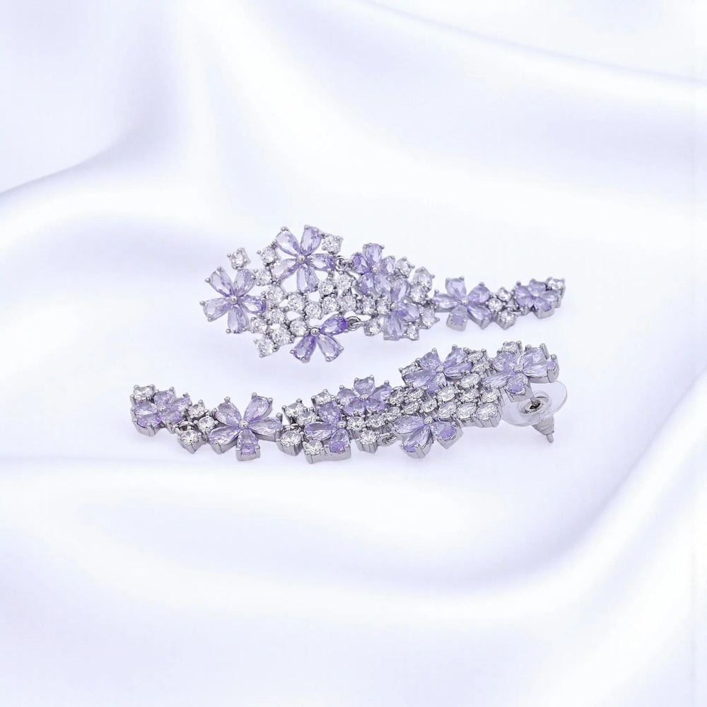 
                      
                        Zilverkleurige bloemenzee oorbellen met lichtpaarse zirkonia stenen  Victoria Valenza
                      
                    