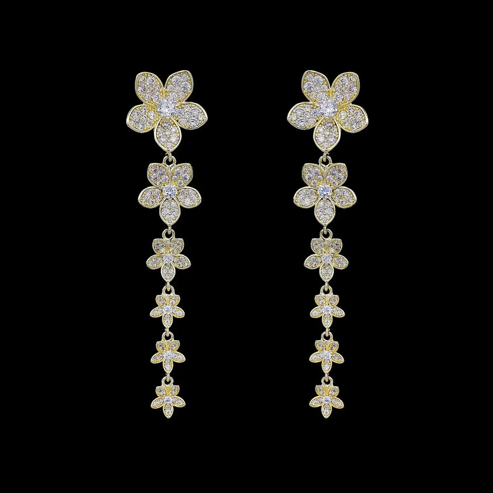 Goudkleurige bloemenwaterval oorbellen met zirkonia stenen  Victoria Valenza