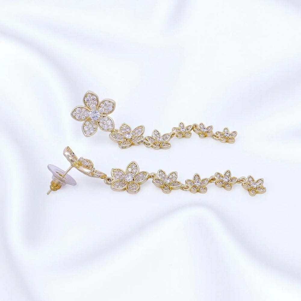 
                      
                        Goudkleurige bloemenwaterval oorbellen met zirkonia stenen  Victoria Valenza
                      
                    