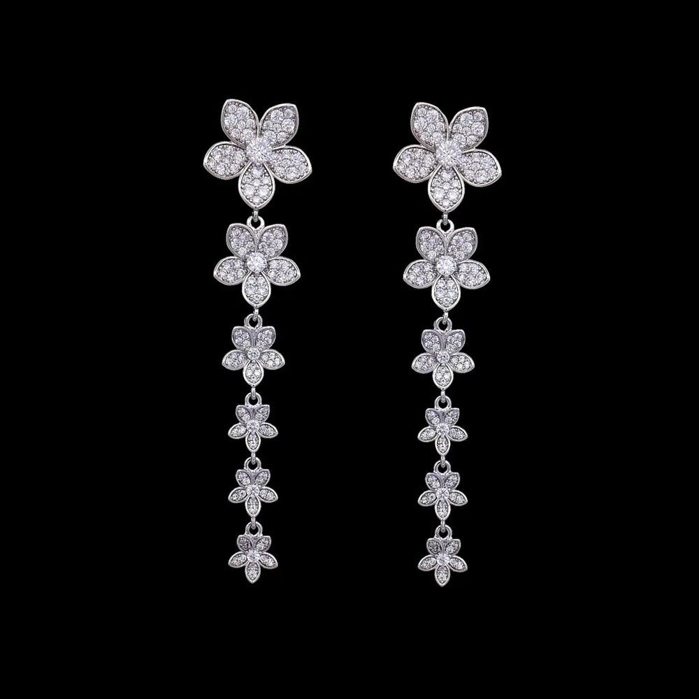 Zilverkleurige bloemenwaterval oorbellen met zirkonia stenen  Victoria Valenza