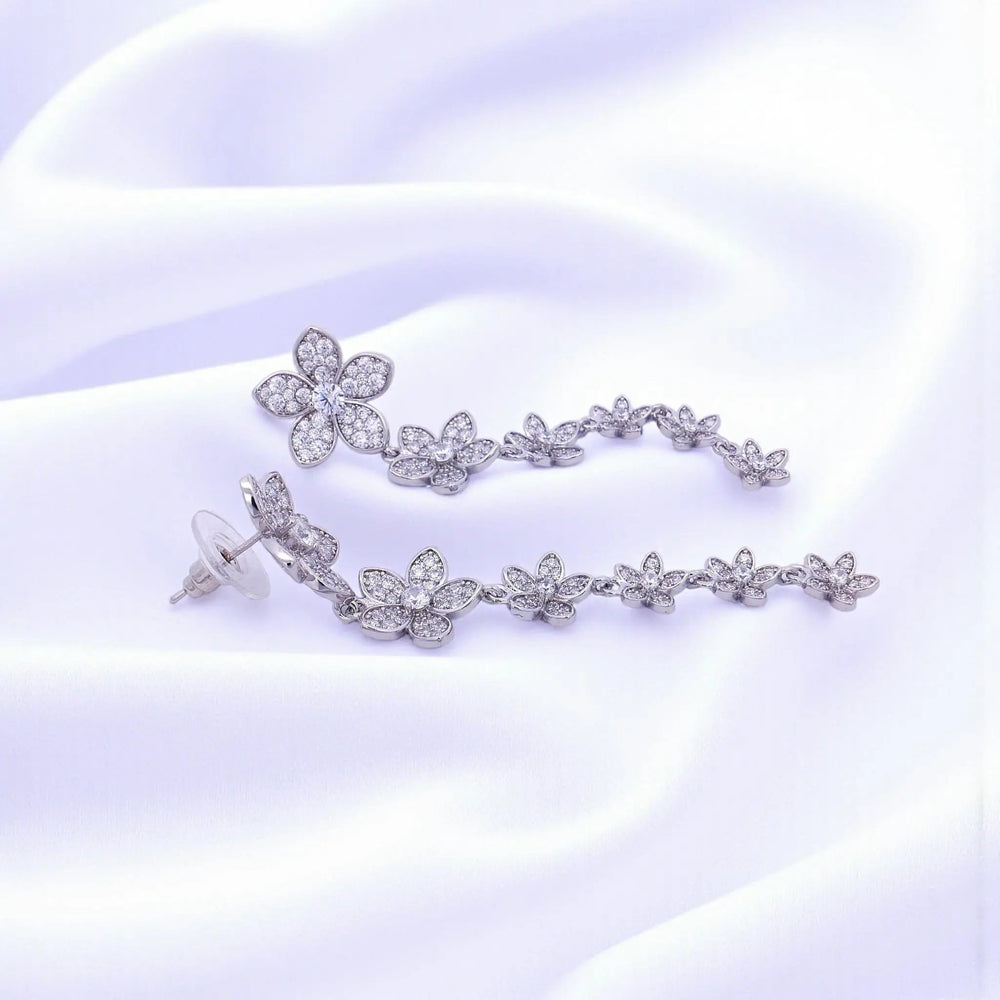 
                      
                        Zilverkleurige bloemenwaterval oorbellen met zirkonia stenen  Victoria Valenza
                      
                    