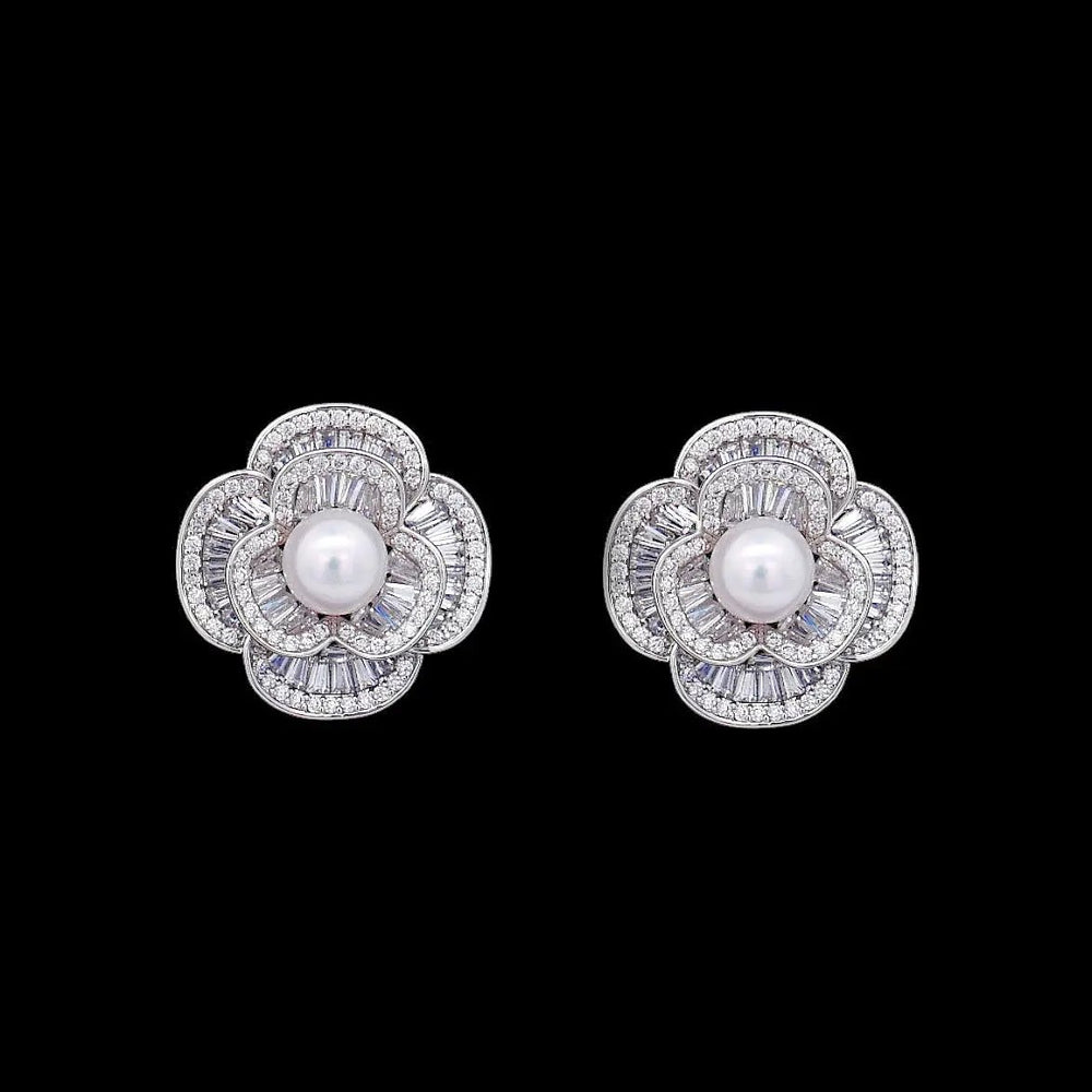 Zilverkleurige zoetwaterparel bloem oorbellen met trapezium zirkonia stenen  Victoria Valenza