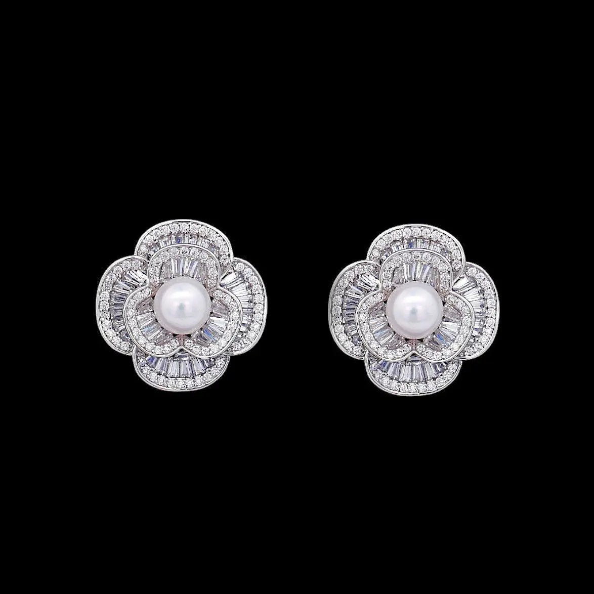 Zilverkleurige zoetwaterparel bloem oorbellen met trapezium zirkonia stenen  Victoria Valenza