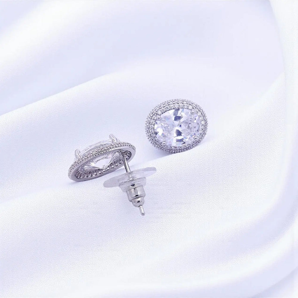 
                      
                        Zilverkleurige ovale entourage oorbellen pavé rand met zirkonia stenen  Victoria Valenza
                      
                    