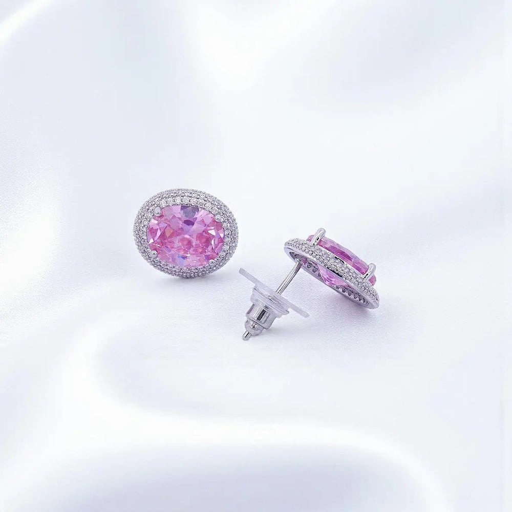 
                      
                        Zilverkleurige roze ovale entourage oorbellen pavé rand met zirkonia stenen  Victoria Valenza
                      
                    