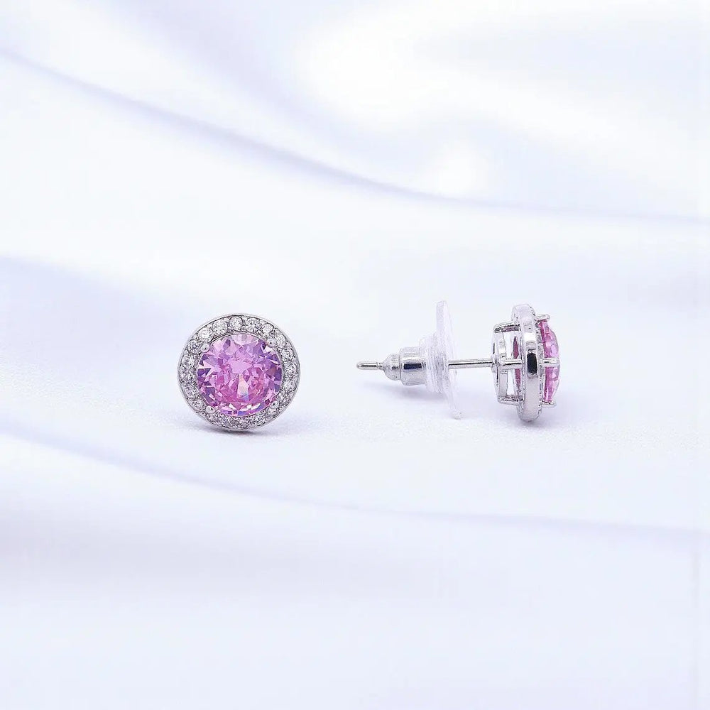 
                      
                        Zilverkleurige ronde roze entourage oorbellen met zirkonia stenen  Victoria Valenza
                      
                    