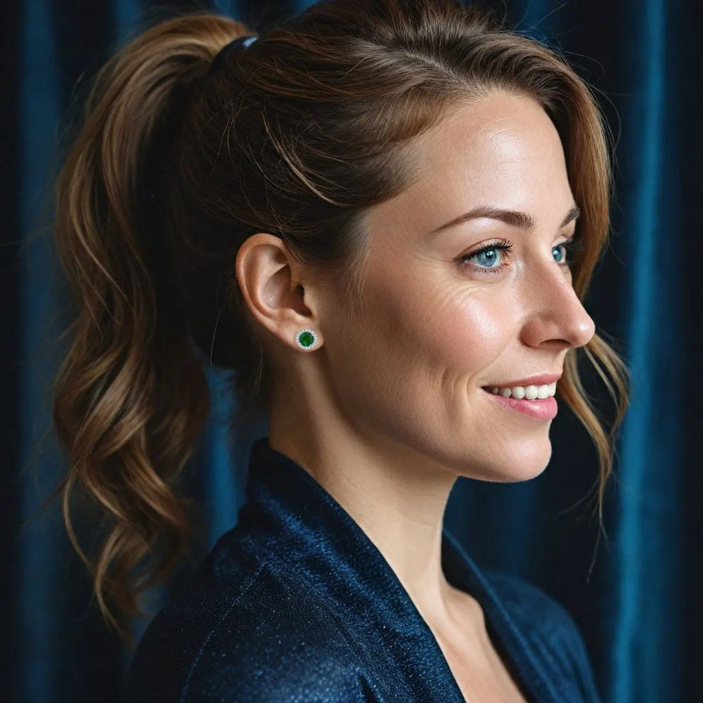 Zilverkleurige ronde groene entourage oorbellen met zirkonia stenen  Victoria Valenza