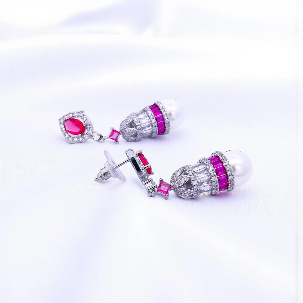 
                      
                        Zilverkleurige Art Deco model oorbellen met parels en roze zirkonia stenen  Victoria Valenza
                      
                    