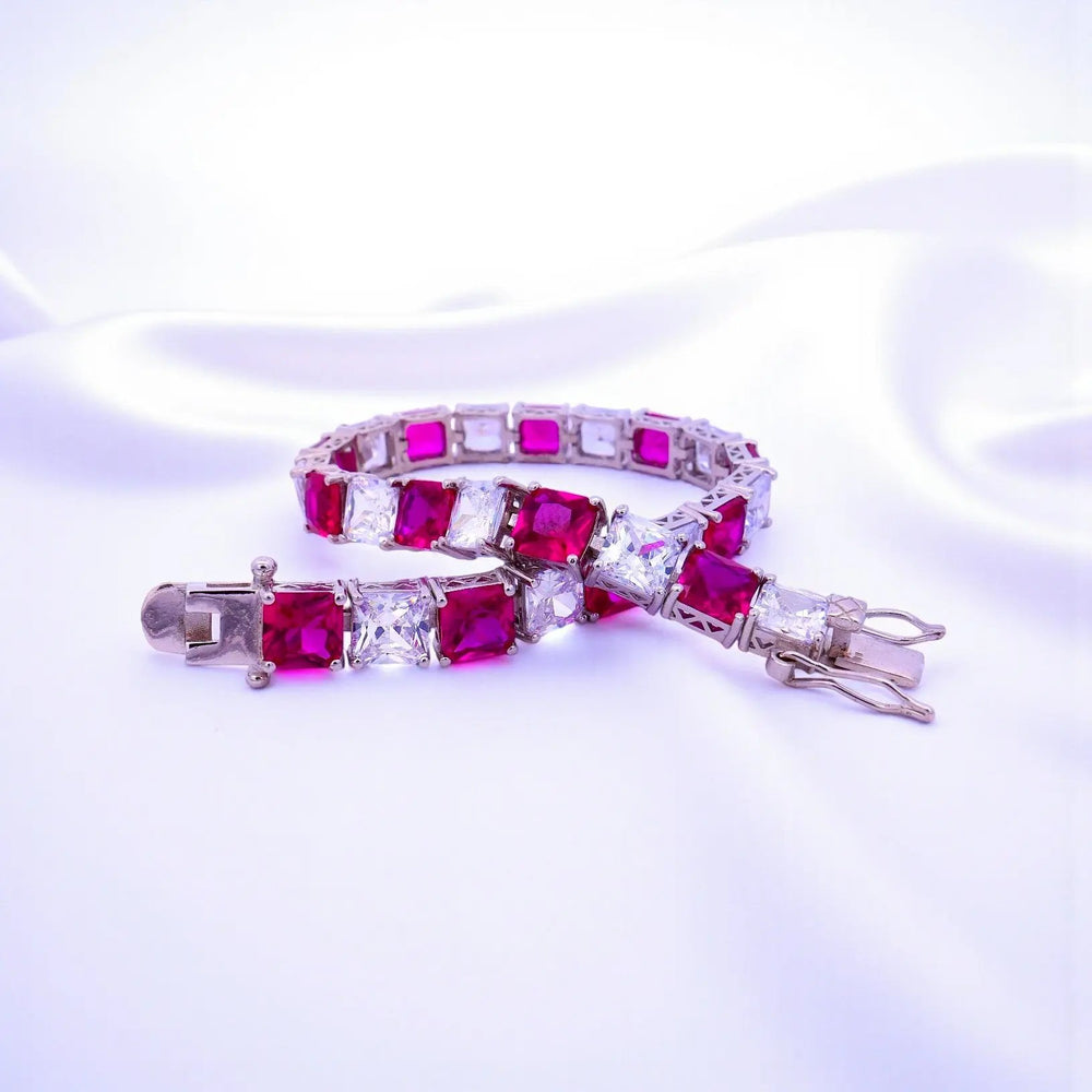 
                      
                        Zilveren luxe armband met rood-roze zirkonia stenen  Victoria Valenza
                      
                    