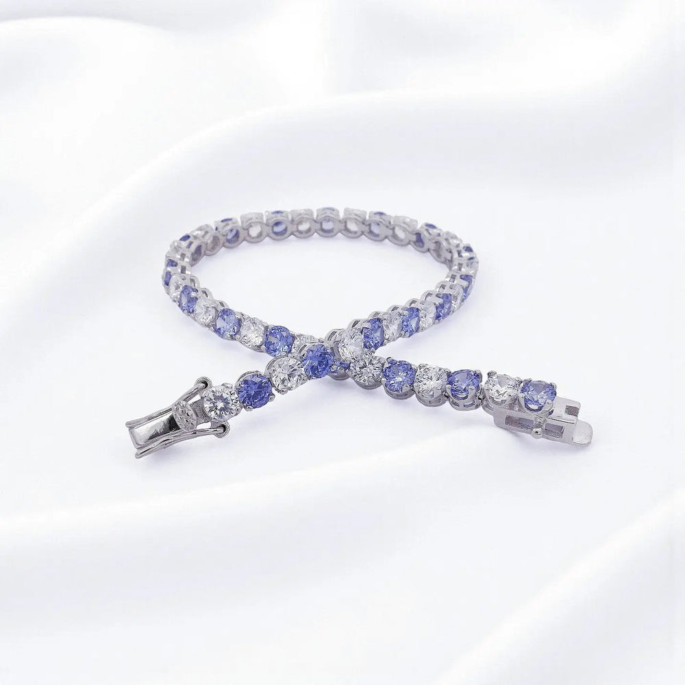 
                      
                        Zilveren tennisarmband met tanzanietkleurige zirkonia stenen  Victoria Valenza
                      
                    