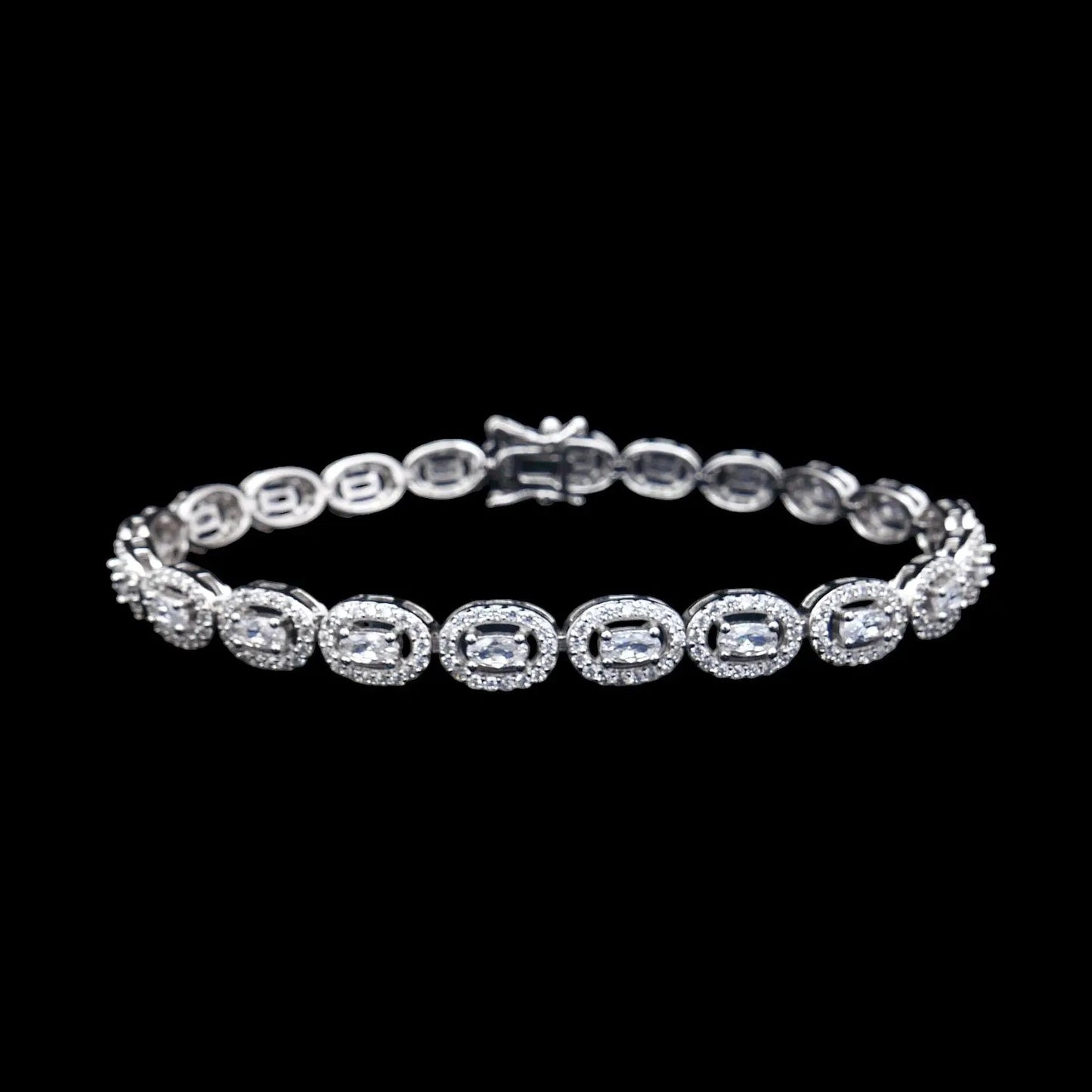 Zilveren ovaal entourage armband met zirkonia stenen  Victoria Valenza