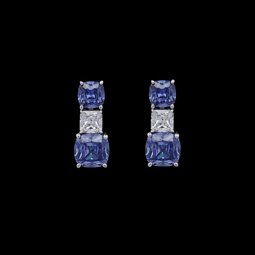 Zilveren oorbellen met tanzanietkleurige cushion zirkonia stenen  Victoria Valenza