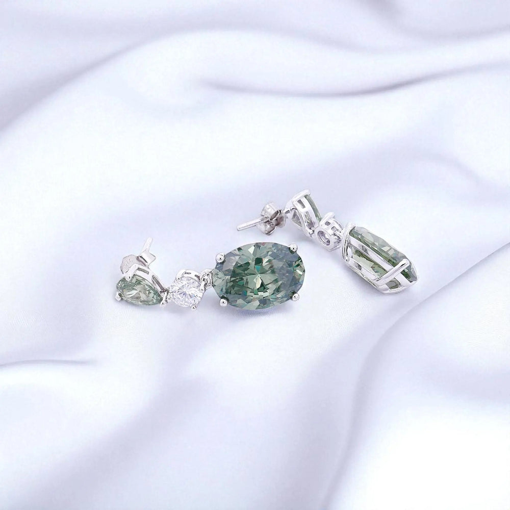 
                      
                        Zilveren oorbellen met olijfgroene zirkonia stenen  Victoria Valenza
                      
                    