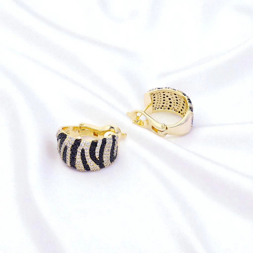 
                      
                        Verguld zilver zebra oorbellen met zwarte zirkonia stenen  Victoria Valenza
                      
                    