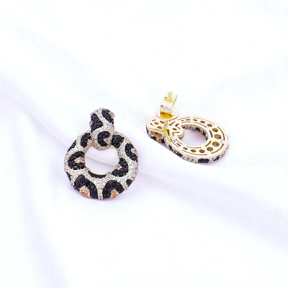 
                      
                        Verguld zilver cat oorbellen met zwarte zirkonia stenen  Victoria Valenza
                      
                    