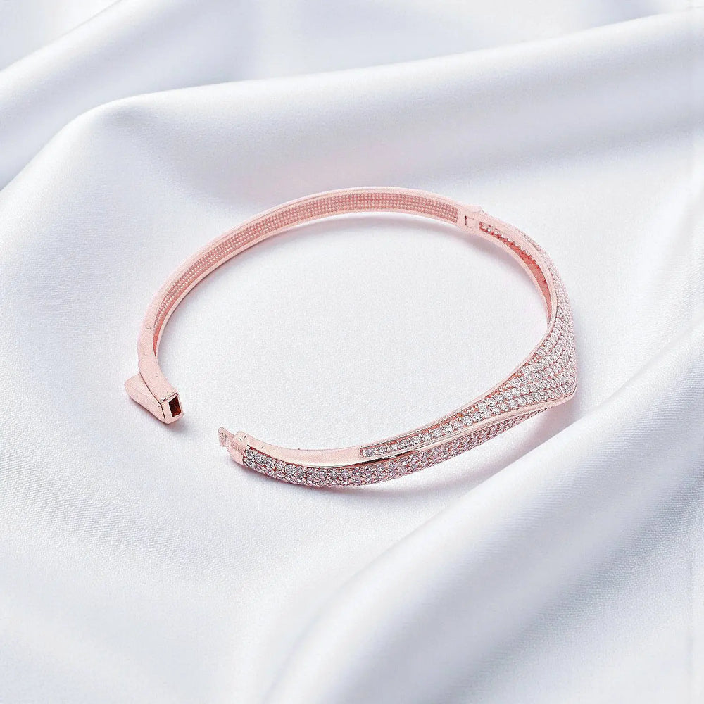 
                      
                        Roségoud vergulde zilveren fantasie armband met pavé zirkonia stenen  Victoria Valenza
                      
                    