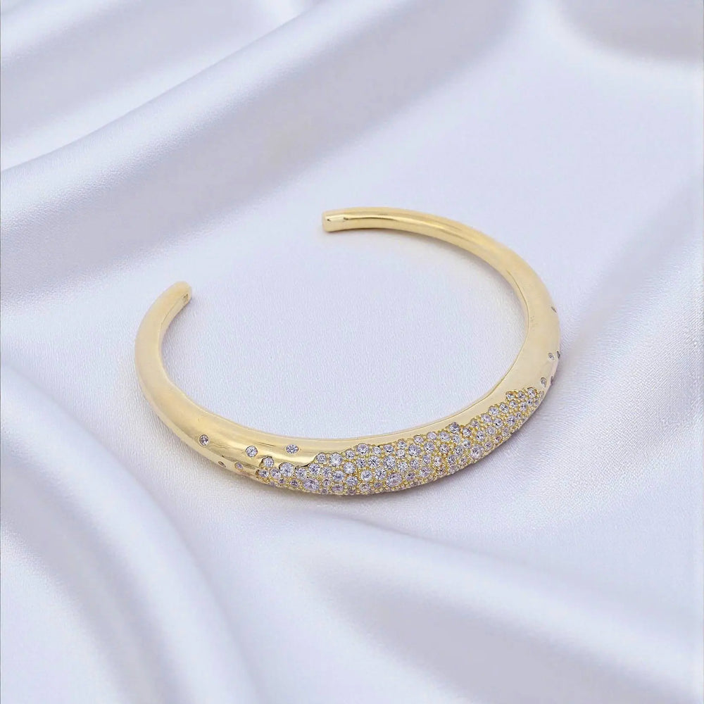 
                      
                        Vergulde zilveren klemarmband met pavé zirkonia stenen  Victoria Valenza
                      
                    