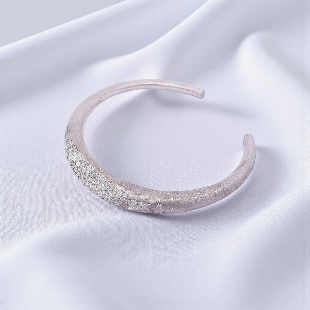 
                      
                        Zilveren gesatineerde klemarmband met pavé zirkonia stenen  Victoria Valenza
                      
                    