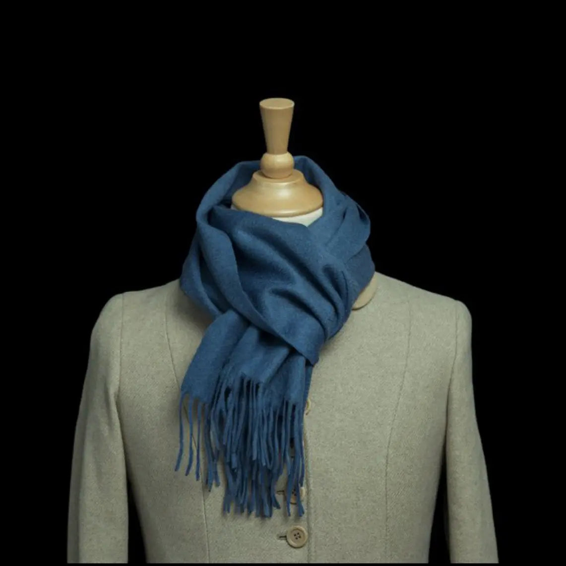 Luxe violetblauwe cashmere sjaal gestyled op mantel – elegante premium sjaal voor vrouwen