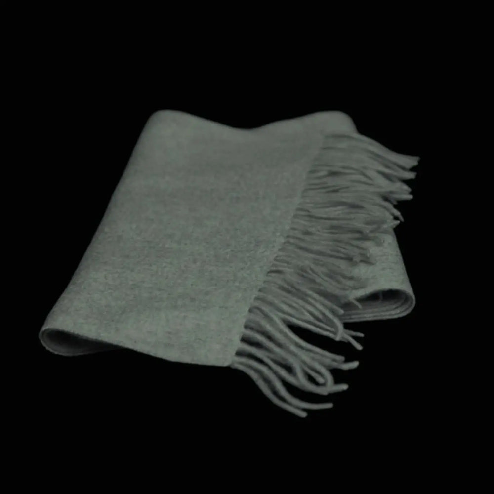 Agaatgrijze cashmere sjaal op paspop – elegante luxe dames sjaal met franjes