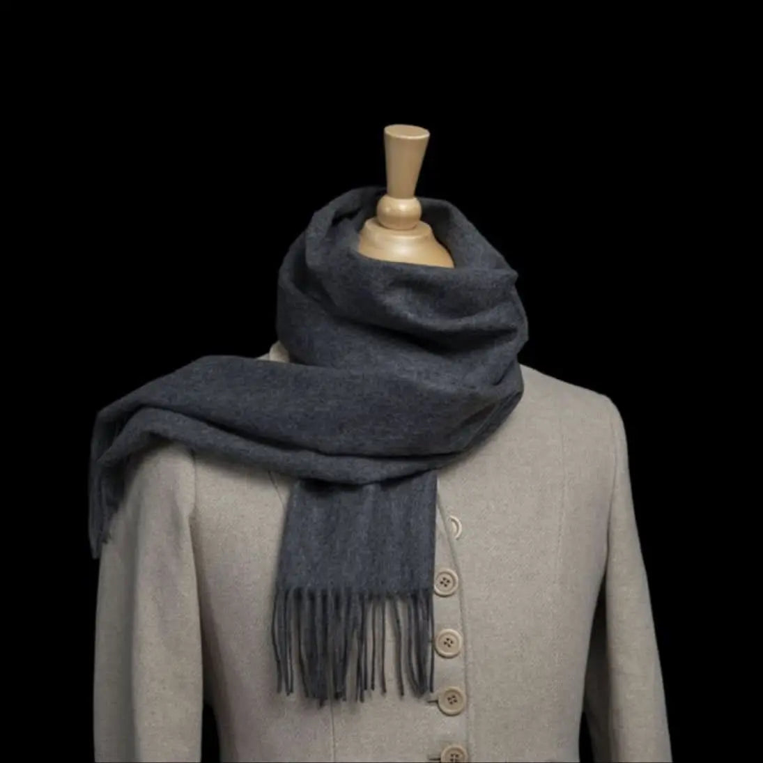 Antracietgrijze cashmere sjaal om beige jas – elegante luxe dames sjaal met franjes