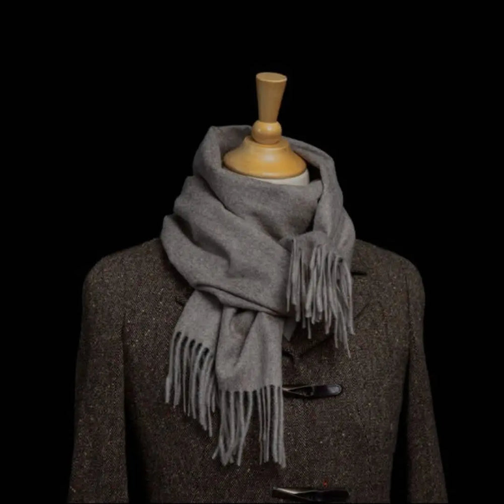 Grijsbeige cashmere sjaal op jas – elegante luxe dames sjaal met franjes