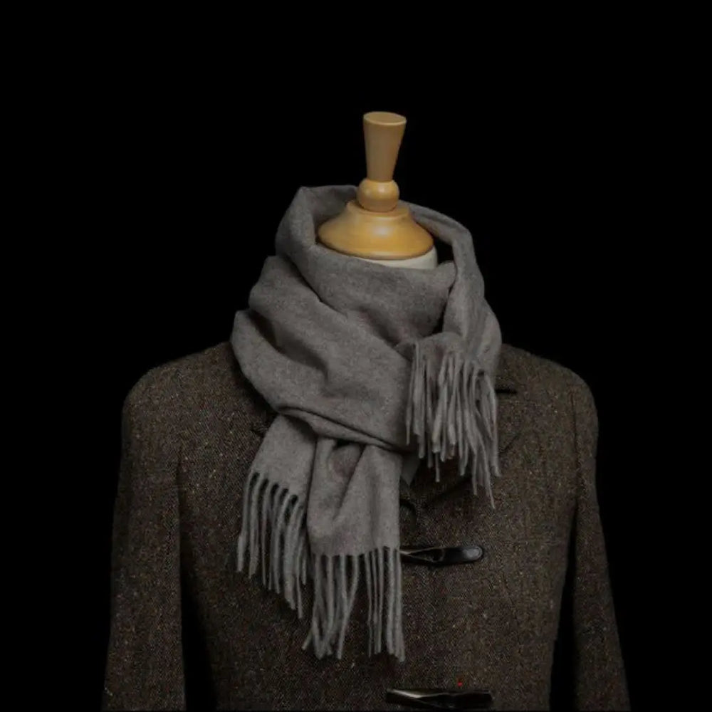 Kwartsgrijze cashmere sjaal op tweed jas – elegante luxe dames sjaal met franjes