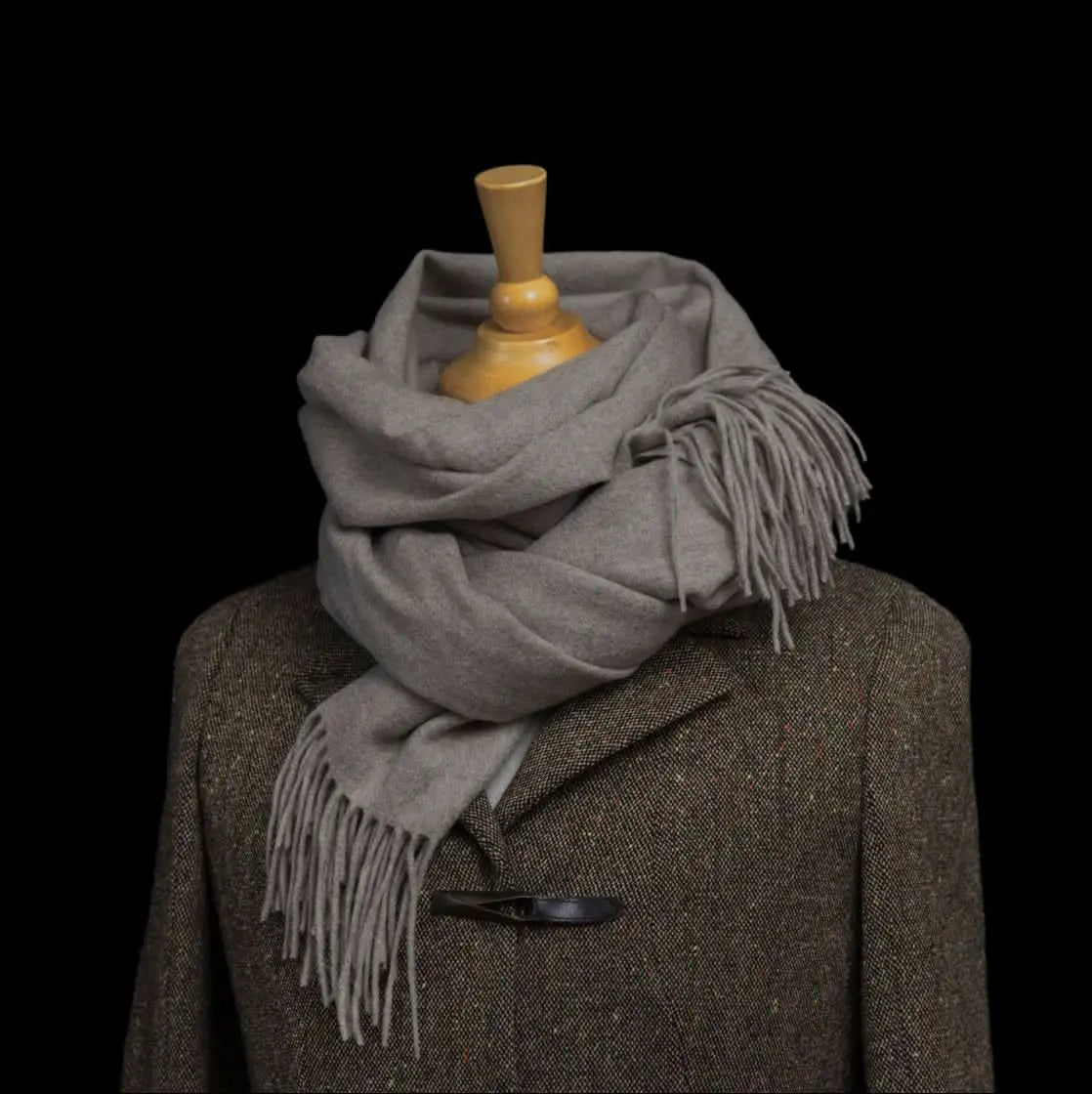 Grijsbeige extra grote cashmere sjaal op jas – luxe dames omslagdoek met franjes