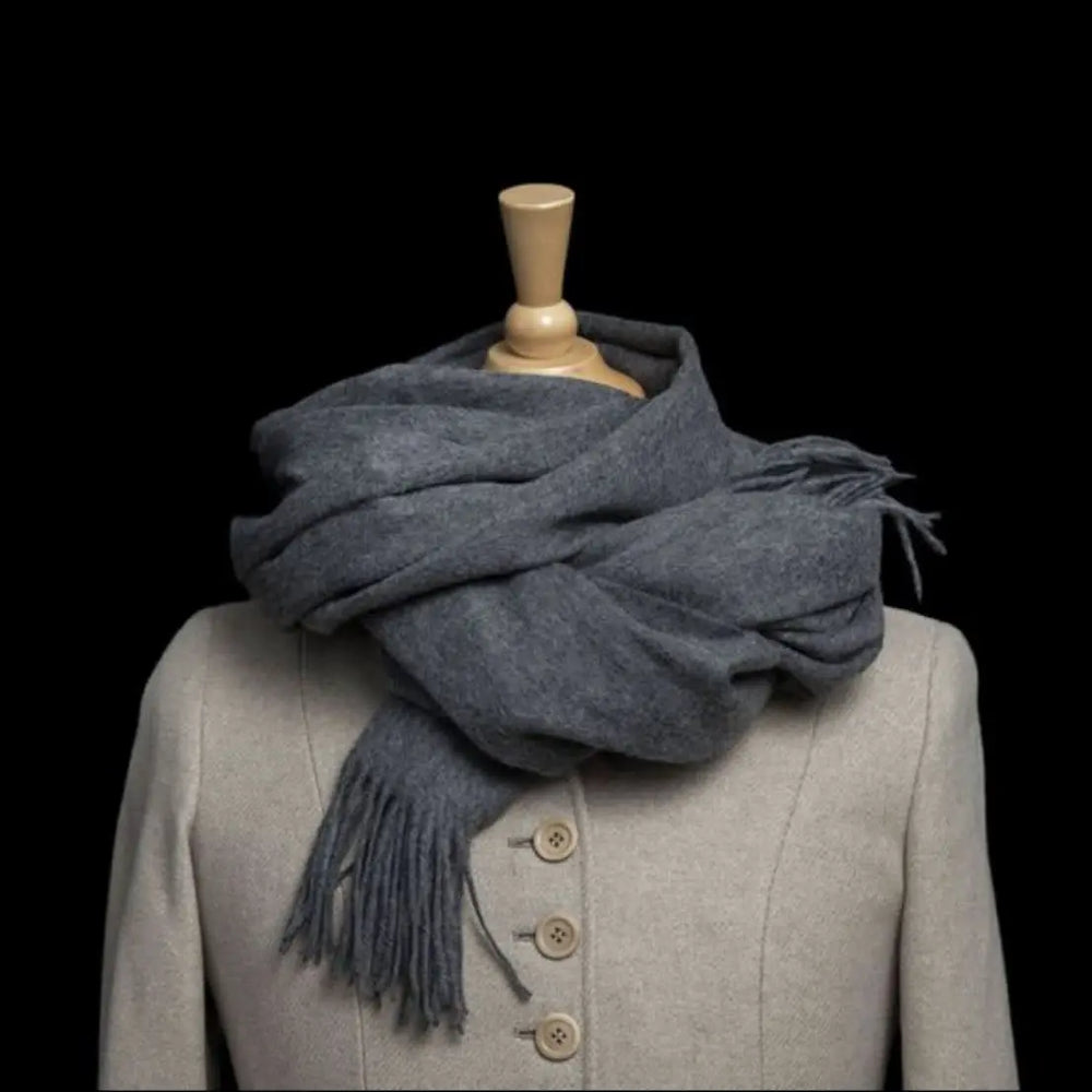 Basaltgrijze extra grote cashmere sjaal op jas – luxe dames omslagdoek met franjes