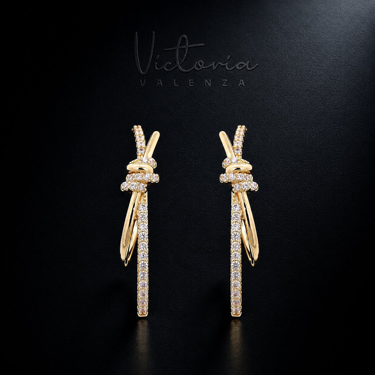 Goudkleurige Ovale Knot Oorbellen met Zirkonia Stenen | Victoria Valenza