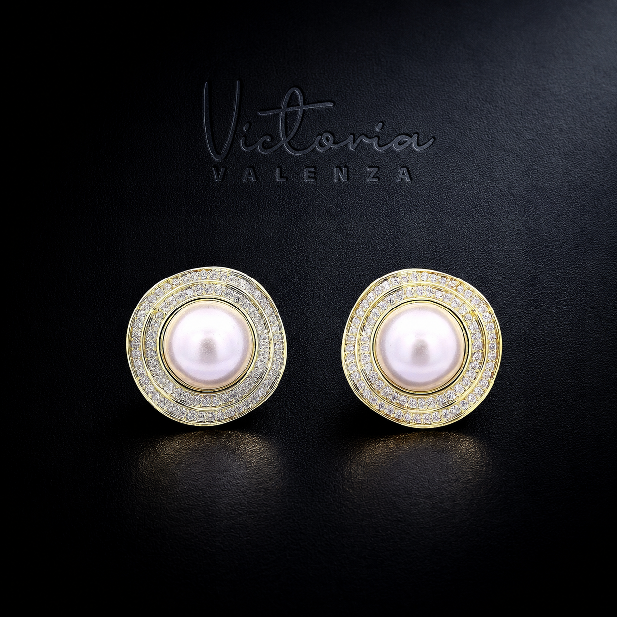 Goudkleurige Oorbellen met Parels en Zirkonia Stenen | Victoria Valenza