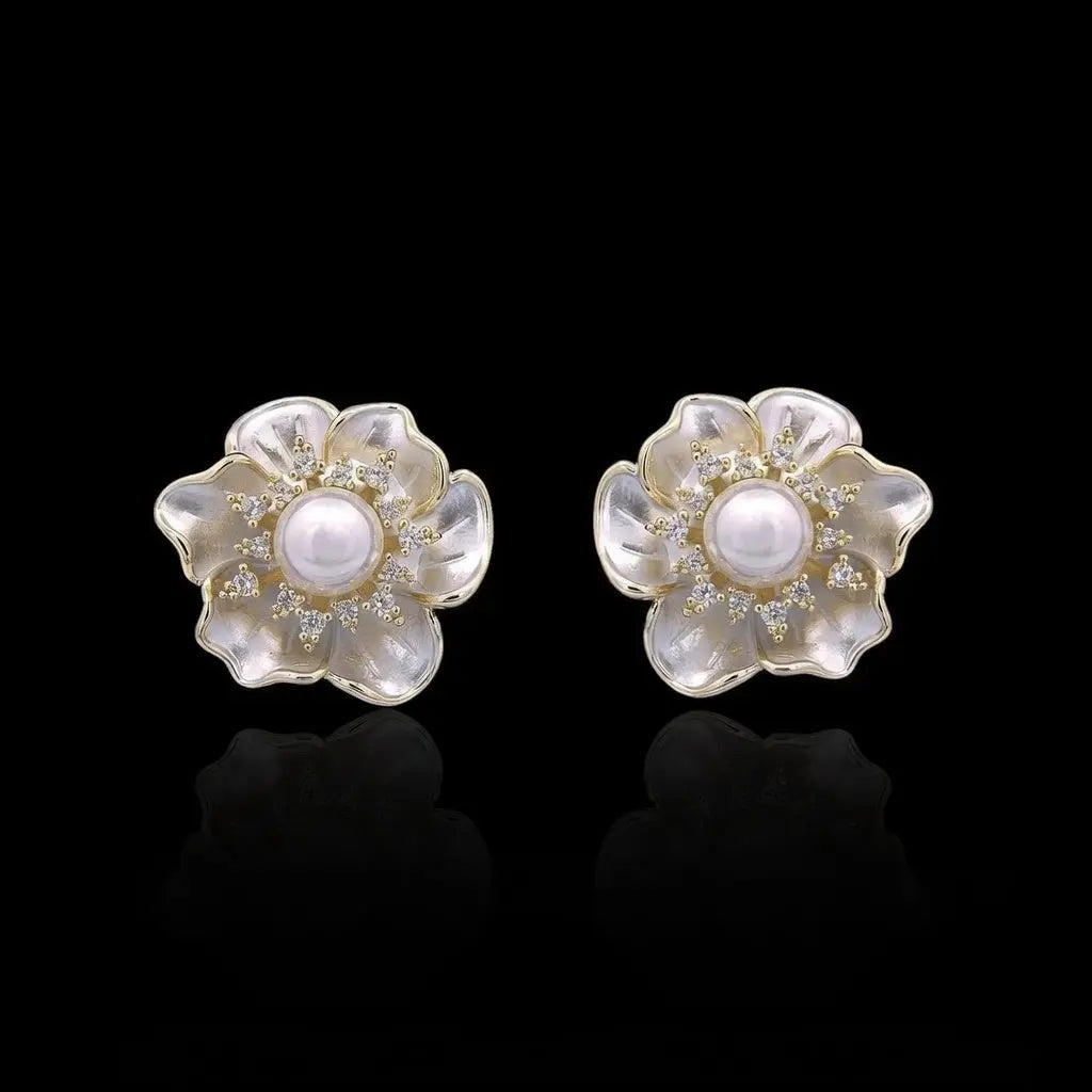 Goudkleurige mini sakura bloem oorbellen met parels en zirkonia stenen