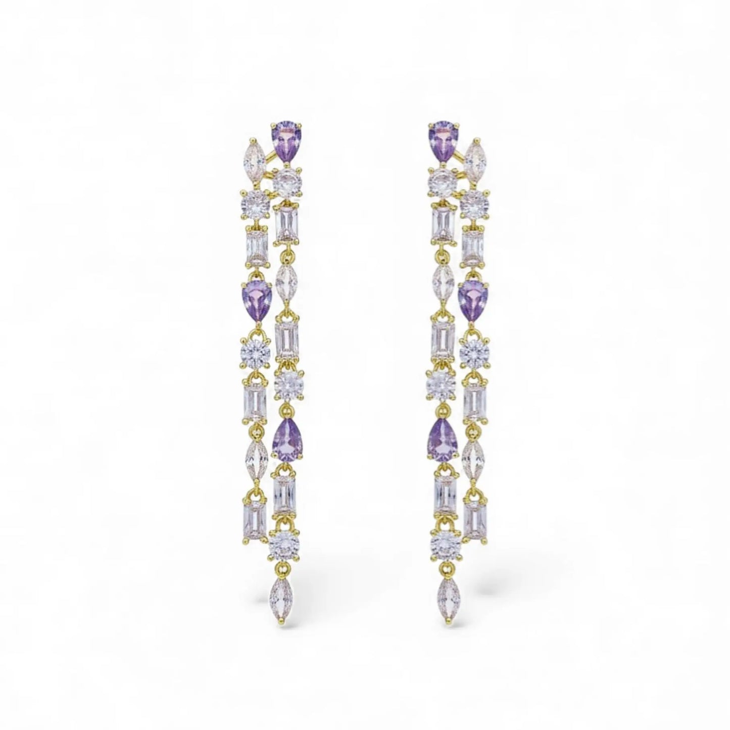 Goudkleurige lange oorbellen met paarse en witte zirkonia stenen  Victoria Valenza