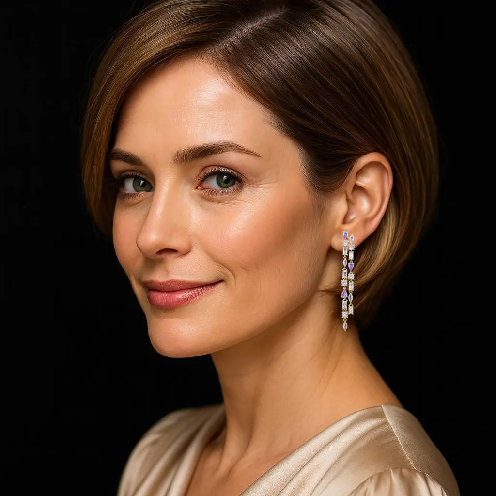 Goudkleurige lange oorbellen met paarse en witte zirkonia stenen  Victoria Valenza