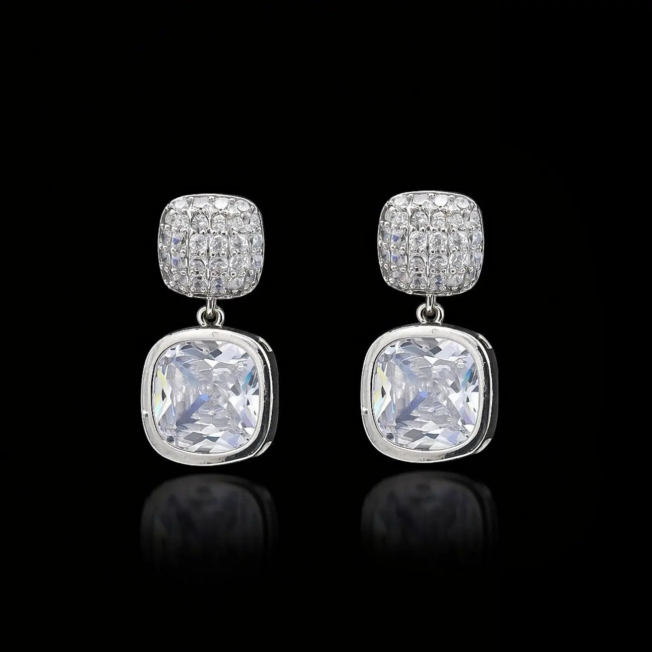 Zilverkleurige pavé oorbellen met cushion zirkonia stenen  Victoria Valenza