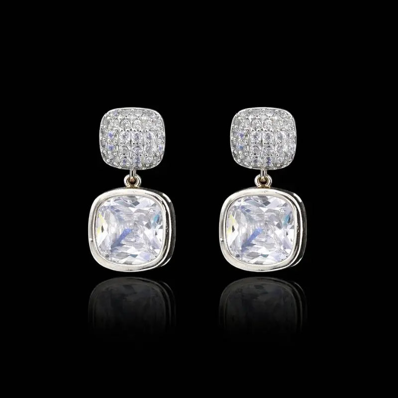 Zilverkleurige pavé oorbellen met cushion zirkonia stenen