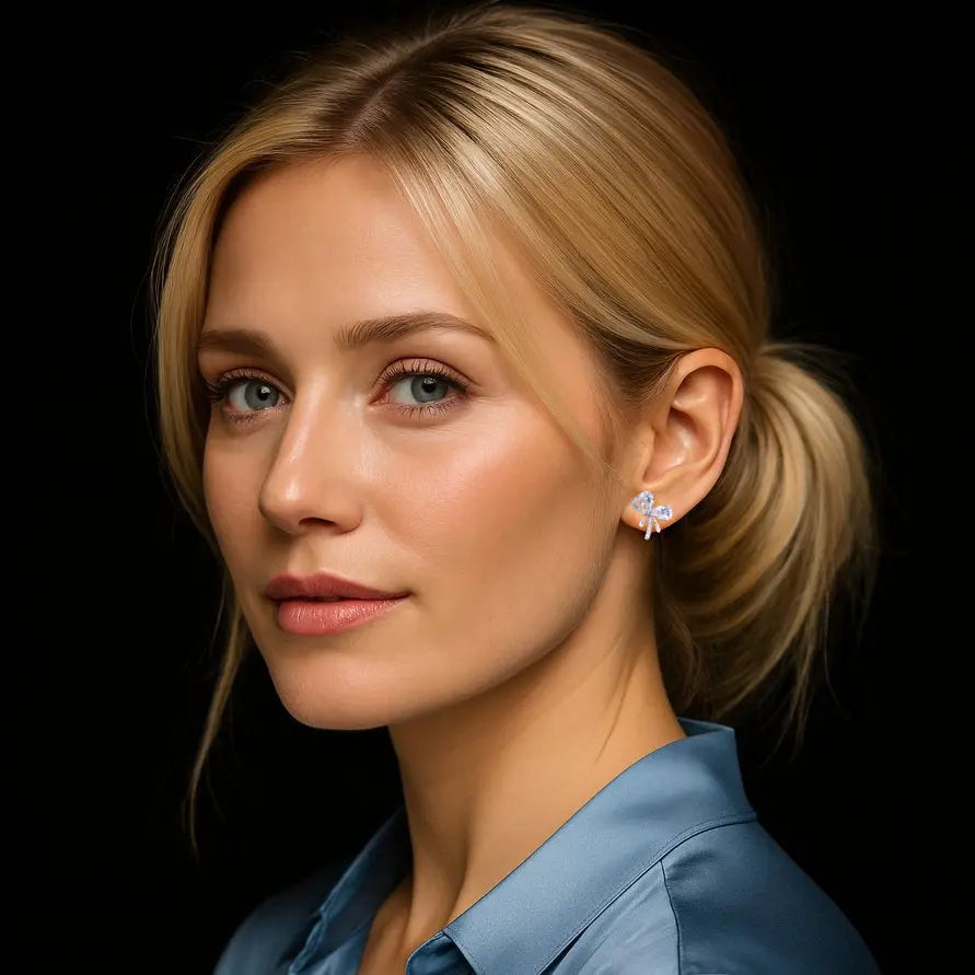 Zilverkleurige kleine strik oorbellen met zirkonia stenen  Victoria Valenza