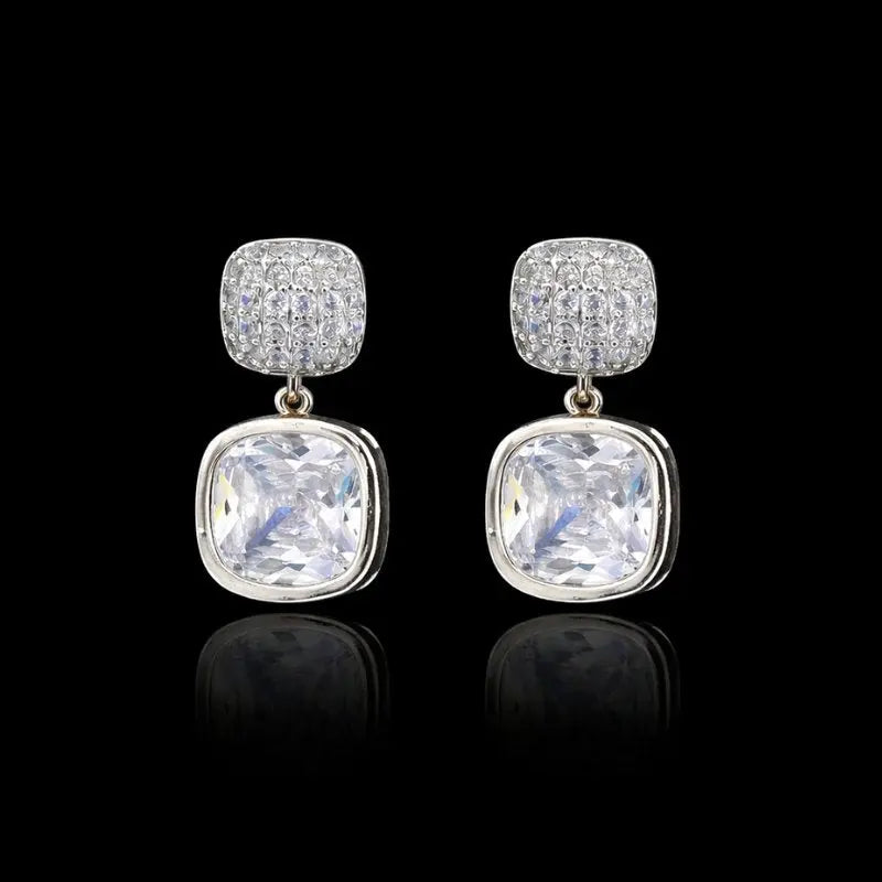 Zilverkleurige pavé oorbellen met cushion zirkonia stenen