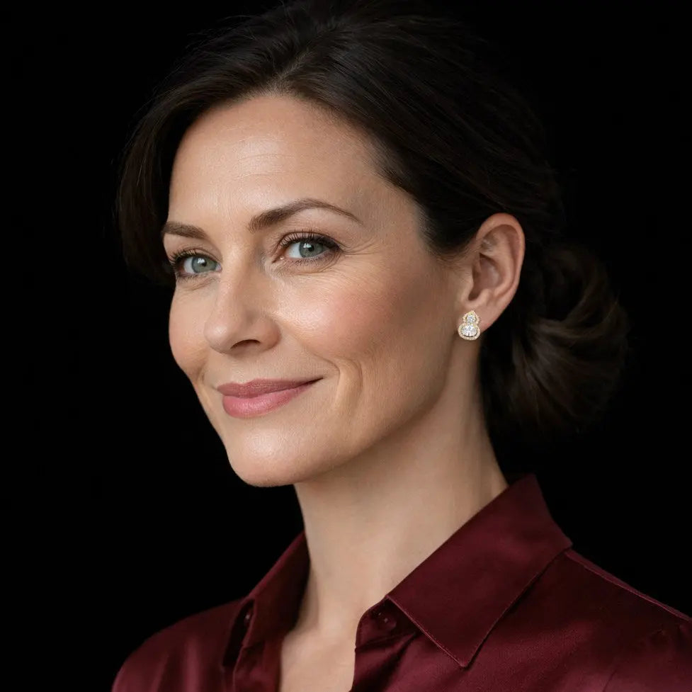 Goudkleurige dubbel entourage oorbellen met clips en groene zirkonia stenen  Victoria Valenza